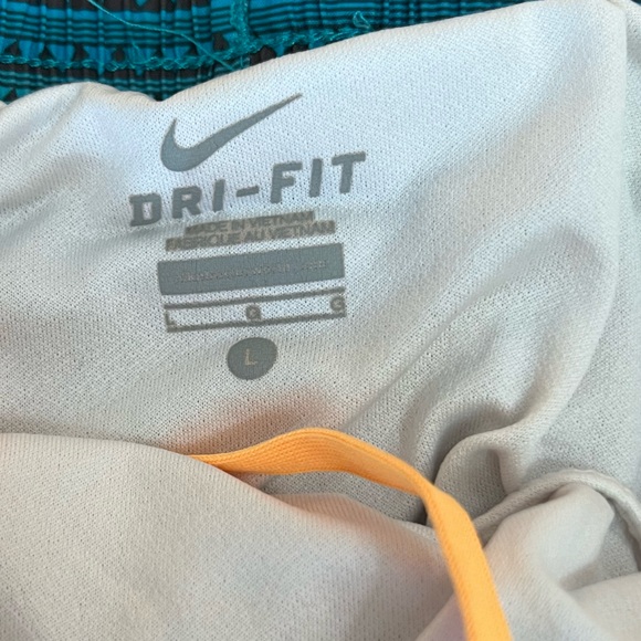 Girls M Nike dry wear shorts - Picture 2 of 3